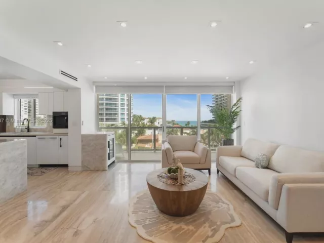 2-bedroom condo for rent in Miami Beach - 5900 Collins Ave 604 - MondialRealty