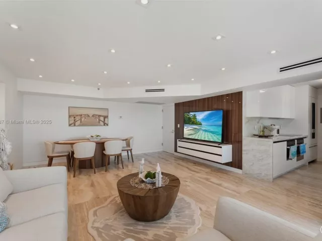 2-bedroom condo for rent in Miami Beach - 5900 Collins Ave 604 - MondialRealty