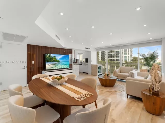 2-bedroom condo for rent in Miami Beach - 5900 Collins Ave 604 - MondialRealty