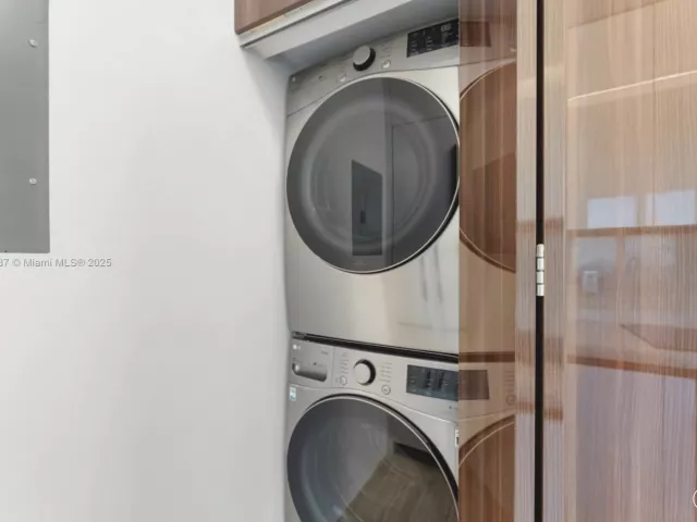 2-bedroom condo for rent in Miami Beach - 5900 Collins Ave 604 - MondialRealty