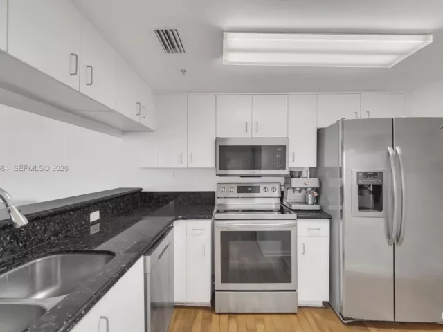 2-bedroom condo for sale in Miami Beach - 650 West Ave 704 - MondialRealty