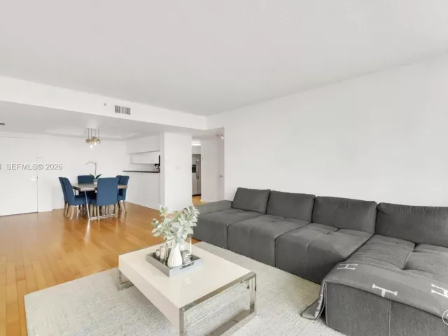 2-bedroom condo for sale in Miami Beach - 650 West Ave 704 - MondialRealty