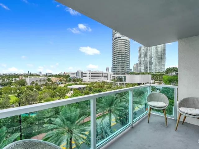 2-bedroom condo for sale in Miami Beach - 650 West Ave 704 - MondialRealty