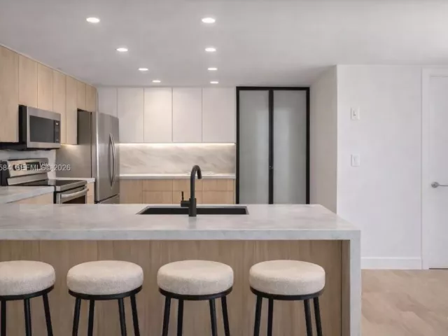 2-bedroom condo for sale in Miami Beach - 650 West Ave 704 - MondialRealty