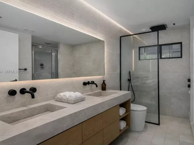2-bedroom condo for sale in Miami Beach - 650 West Ave 704 - MondialRealty