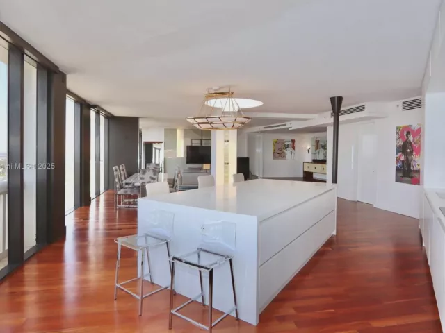 3-bedroom condo for sale in Aventura - 1000 Island Blvd PH2 - MondialRealty