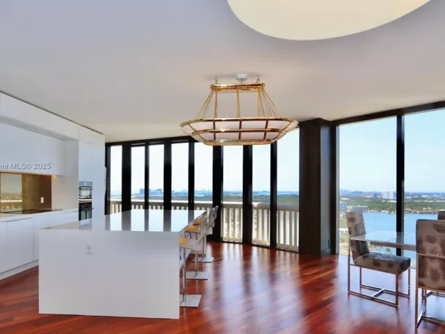 3-bedroom condo for sale in Aventura - 1000 Island Blvd PH2 - MondialRealty