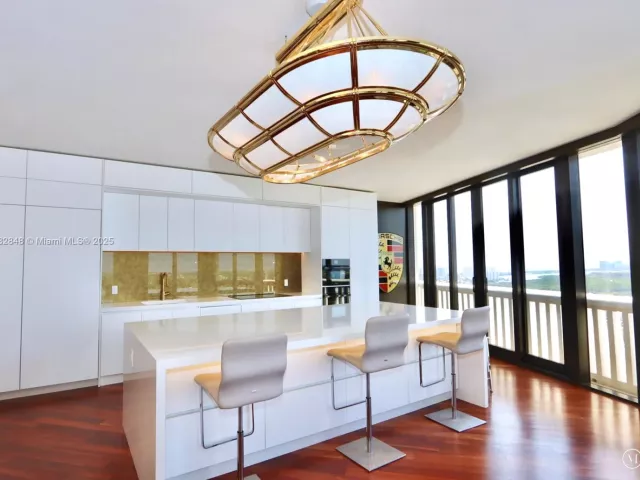 3-bedroom condo for sale in Aventura - 1000 Island Blvd PH2 - MondialRealty