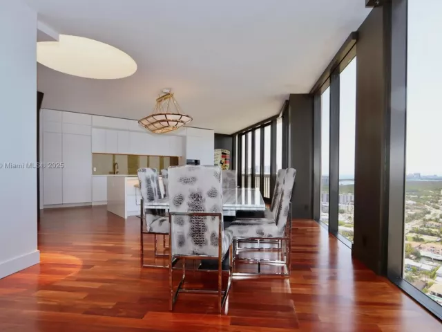 3-bedroom condo for sale in Aventura - 1000 Island Blvd PH2 - MondialRealty