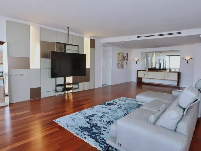 3-bedroom condo for sale in Aventura - 1000 Island Blvd PH2 - MondialRealty