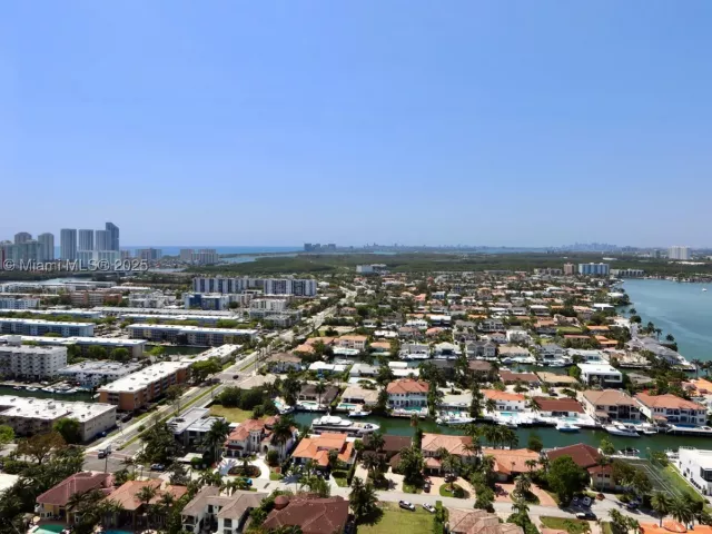 3-bedroom condo for sale in Aventura - 1000 Island Blvd PH2 - MondialRealty