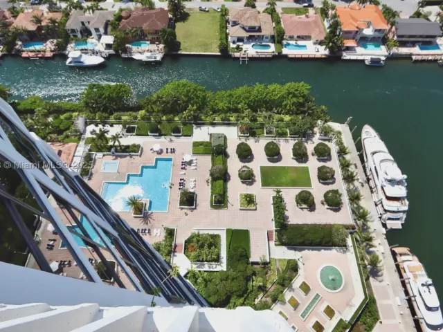 3-bedroom condo for sale in Aventura - 1000 Island Blvd PH2 - MondialRealty