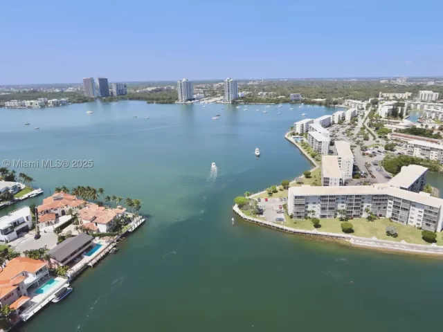 3-bedroom condo for sale in Aventura - 1000 Island Blvd PH2 - MondialRealty