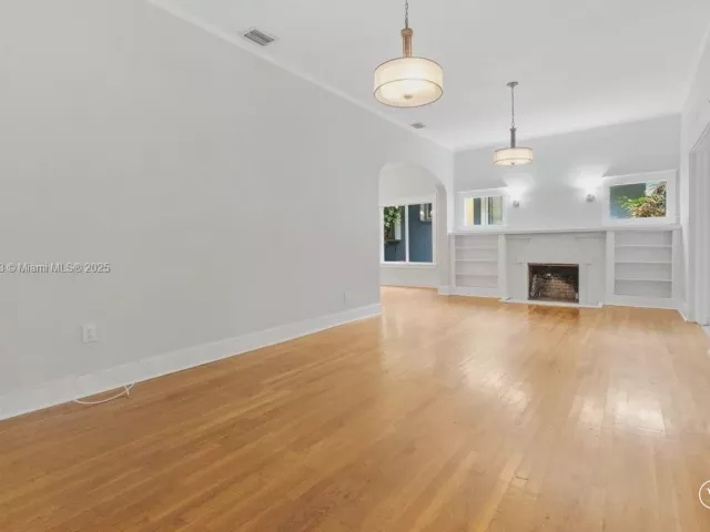 2-bedroom home for rent in Miami - 34 SW 18th Rd 0 - MondialRealty