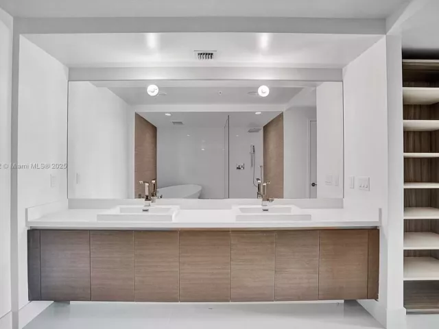 2-bedroom condo for sale in Sunny Isles Beach - 330 Sunny Isles Blvd 5-2205 - MondialRealty