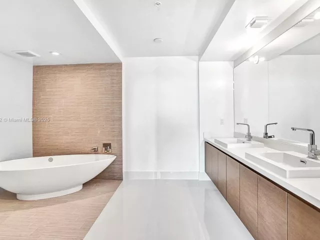 2-bedroom condo for sale in Sunny Isles Beach - 330 Sunny Isles Blvd 5-2205 - MondialRealty