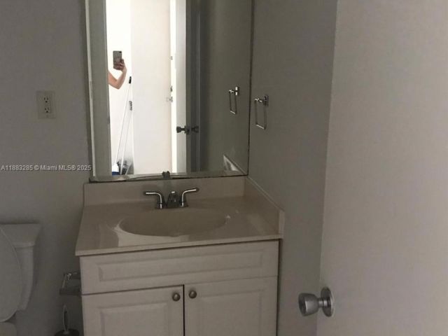 1-bedroom condo for rent in Sunny Isles Beach - 19380 Collins Ave 319 - MondialRealty