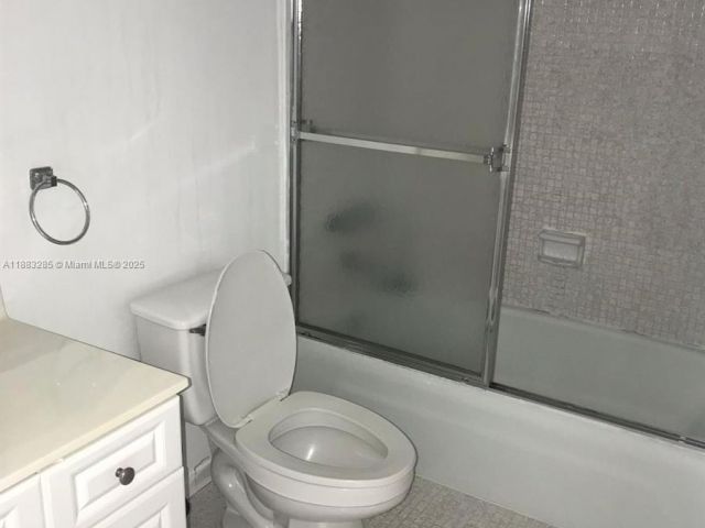 1-bedroom condo for rent in Sunny Isles Beach - 19380 Collins Ave 319 - MondialRealty