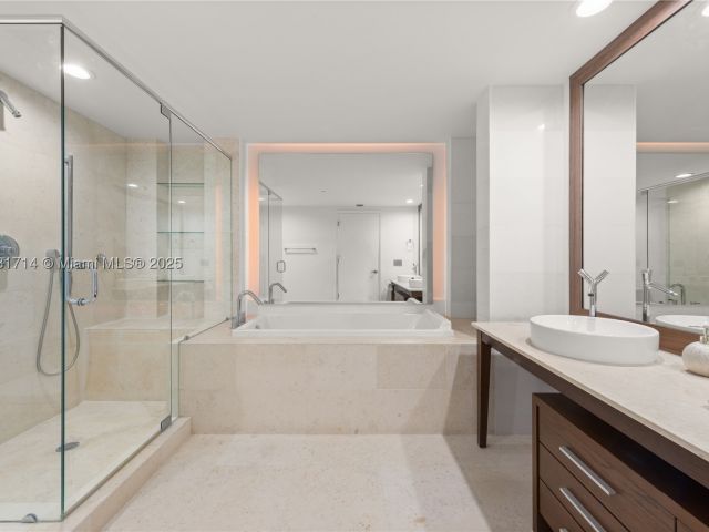 2-bedroom condo for rent in Miami - 495 Brickell Ave 5003 - MondialRealty