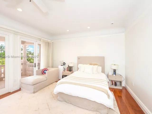 9-bedroom home for sale in Key Biscayne - 260 Cape Florida Dr - MondialRealty
