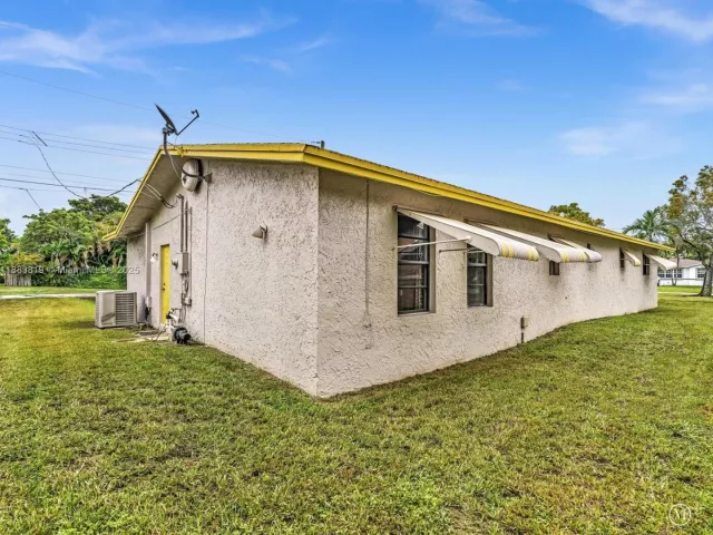 3-bedroom home for sale in Hallandale Beach - 228 SW 5th Ave - MondialRealty