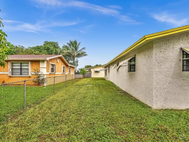 3-bedroom home for sale in Hallandale Beach - 228 SW 5th Ave - MondialRealty