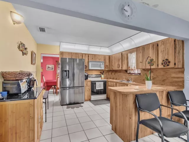 3-bedroom home for sale in Hallandale Beach - 228 SW 5th Ave - MondialRealty