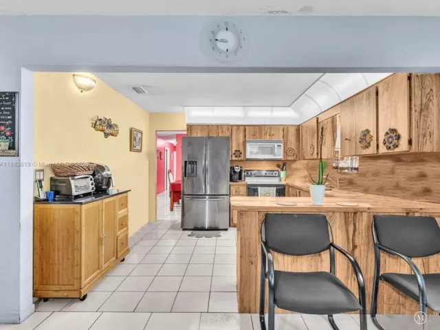 3-bedroom home for sale in Hallandale Beach - 228 SW 5th Ave - MondialRealty