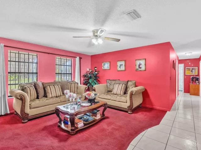 3-bedroom home for sale in Hallandale Beach - 228 SW 5th Ave - MondialRealty