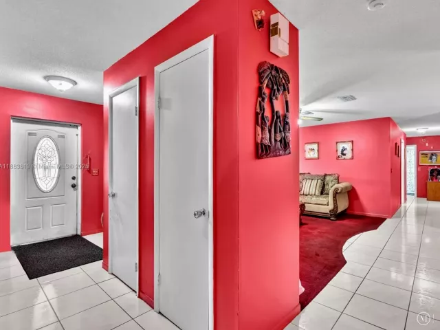 3-bedroom home for sale in Hallandale Beach - 228 SW 5th Ave - MondialRealty