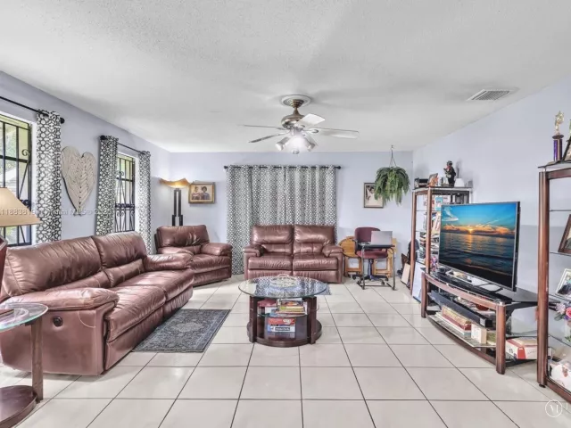 3-bedroom home for sale in Hallandale Beach - 228 SW 5th Ave - MondialRealty