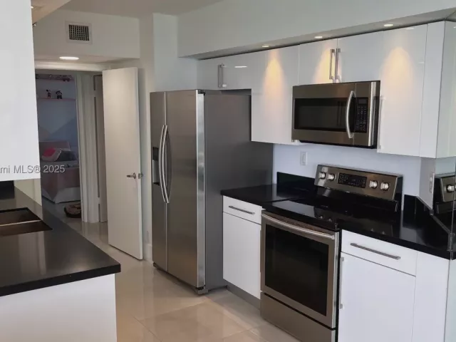 3-bedroom condo for sale in Sunny Isles Beach - 16485 Collins Ave 2334 - MondialRealty