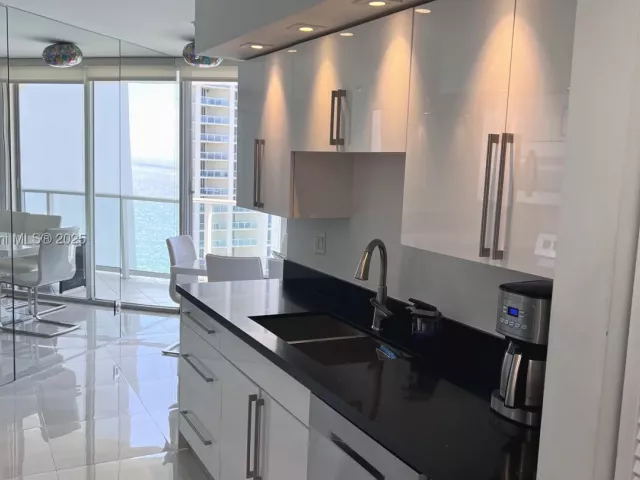 3-bedroom condo for sale in Sunny Isles Beach - 16485 Collins Ave 2334 - MondialRealty