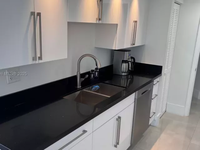 3-bedroom condo for sale in Sunny Isles Beach - 16485 Collins Ave 2334 - MondialRealty