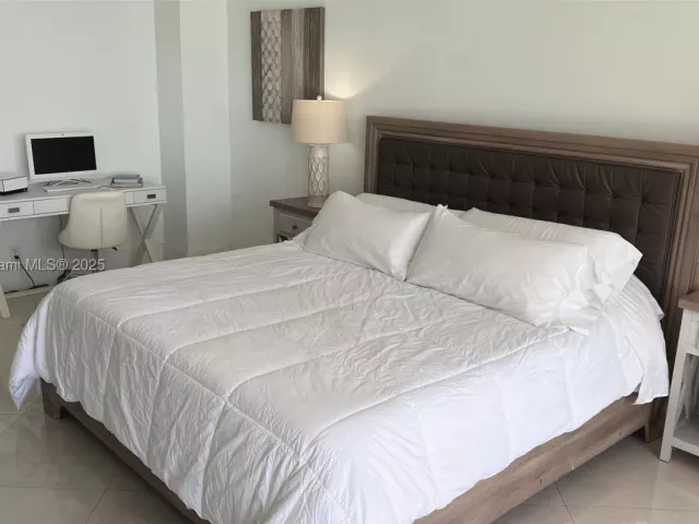 3-bedroom condo for sale in Sunny Isles Beach - 16485 Collins Ave 2334 - MondialRealty