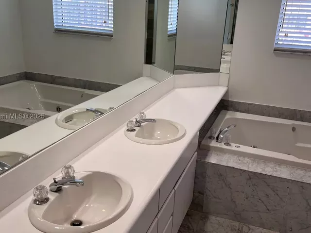 3-bedroom condo for sale in Sunny Isles Beach - 16485 Collins Ave 2334 - MondialRealty