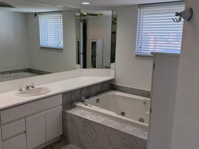 3-bedroom condo for sale in Sunny Isles Beach - 16485 Collins Ave 2334 - MondialRealty