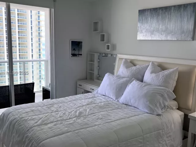 3-bedroom condo for sale in Sunny Isles Beach - 16485 Collins Ave 2334 - MondialRealty