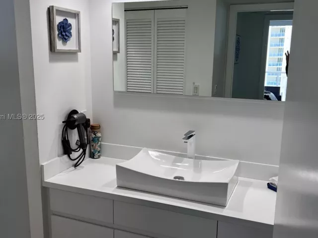 3-bedroom condo for sale in Sunny Isles Beach - 16485 Collins Ave 2334 - MondialRealty