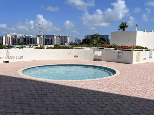3-bedroom condo for sale in Sunny Isles Beach - 16485 Collins Ave 2334 - MondialRealty