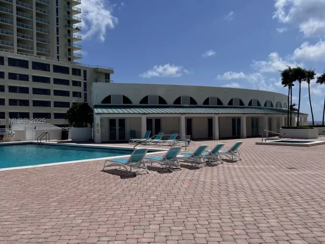 3-bedroom condo for sale in Sunny Isles Beach - 16485 Collins Ave 2334 - MondialRealty