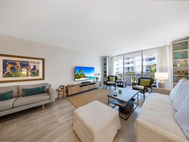 1-bedroom condo for sale in Miami Beach - 800 West Ave 338 - MondialRealty