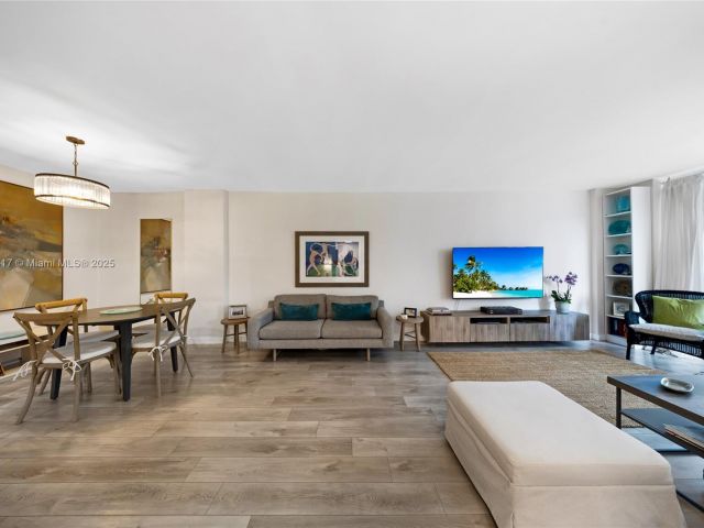 1-bedroom condo for sale in Miami Beach - 800 West Ave 338 - MondialRealty