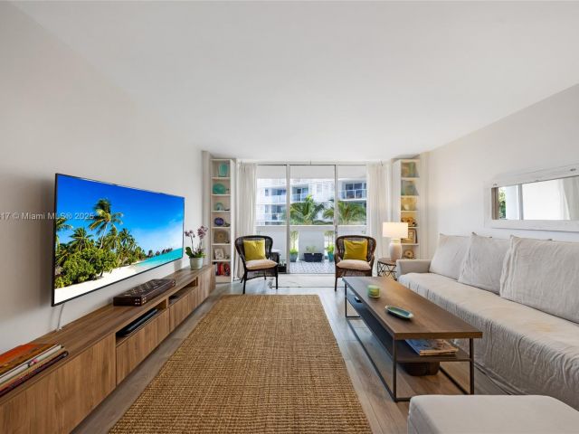 1-bedroom condo for sale in Miami Beach - 800 West Ave 338 - MondialRealty