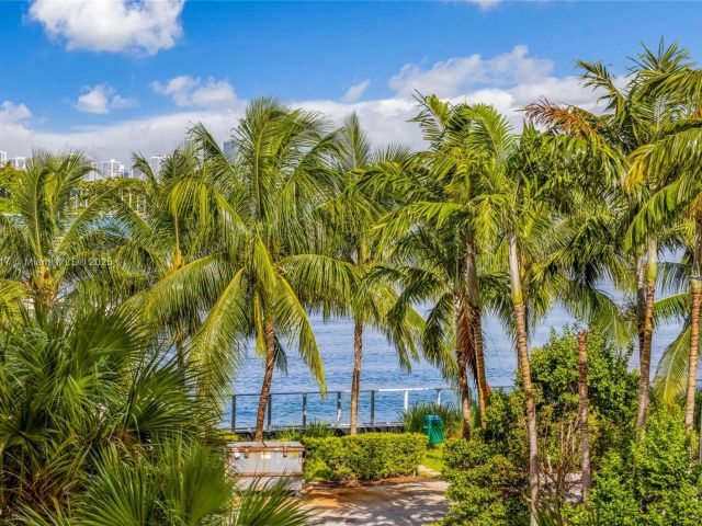 1-bedroom condo for sale in Miami Beach - 800 West Ave 338 - MondialRealty