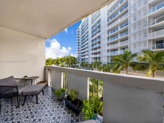 1-bedroom condo for sale in Miami Beach - 800 West Ave 338 - MondialRealty
