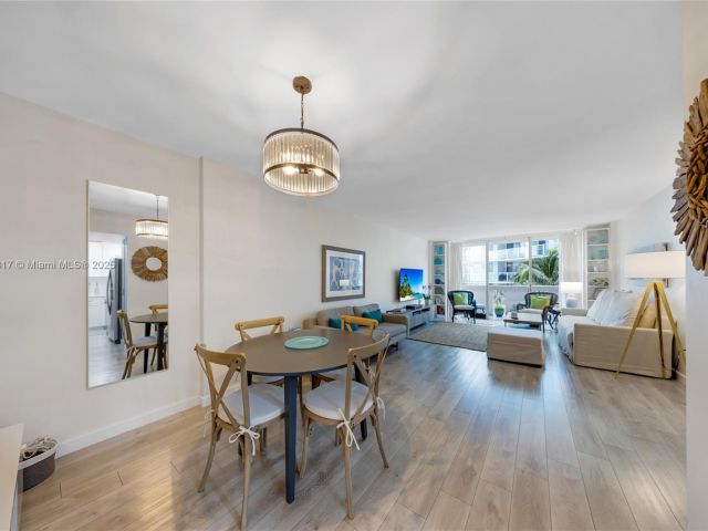 1-bedroom condo for sale in Miami Beach - 800 West Ave 338 - MondialRealty