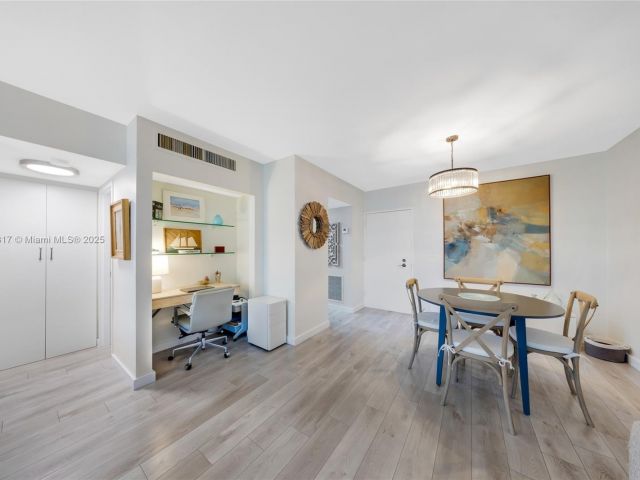 1-bedroom condo for sale in Miami Beach - 800 West Ave 338 - MondialRealty