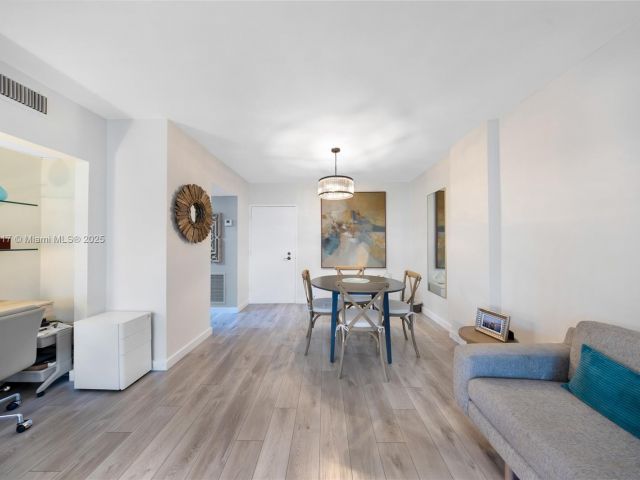 1-bedroom condo for sale in Miami Beach - 800 West Ave 338 - MondialRealty