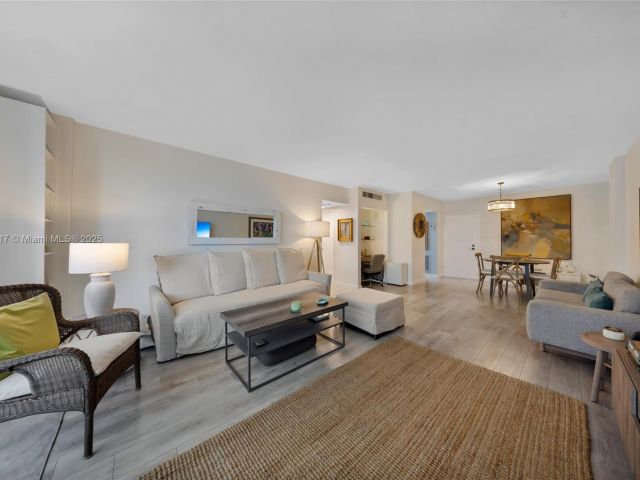 1-bedroom condo for sale in Miami Beach - 800 West Ave 338 - MondialRealty